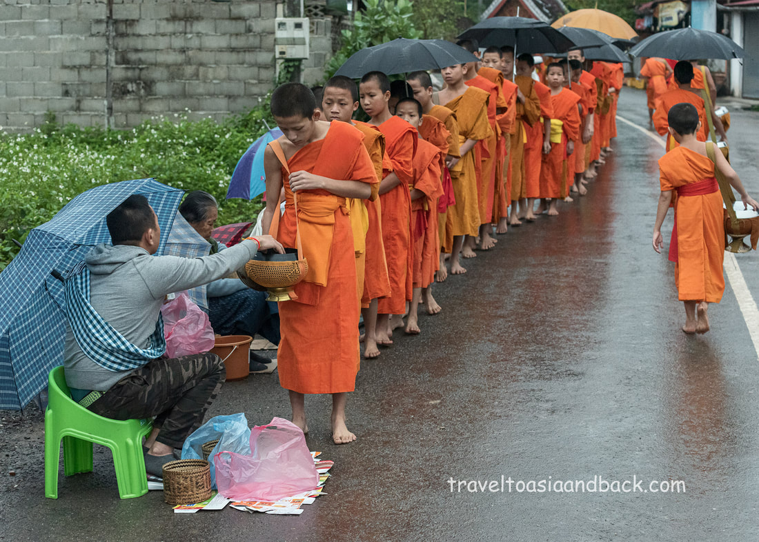traveltoasiaandback.com - Morning alms ceremony, Luang Prabang, Laos