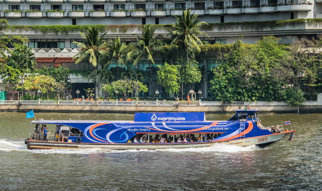 traveltoasiaandback.com -  A Chao Phraya express boat travels past Wat Arun, Bangkok, Thailand
