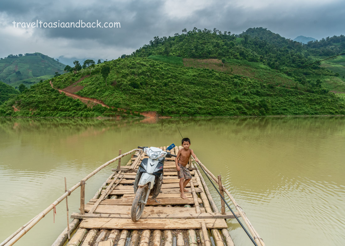 traveltoasiaandback.com - The Bamboo Ferry. Crossing the  Nho Quế River between Ha Giang and Cao Bang Provinces 